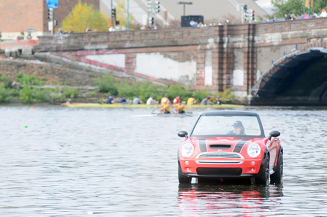 Кабриолет MINI Cooper превратили в лодку — фото