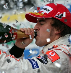 Последний подиум Алонсо в составе McLaren. 21 октября 2007 года, Гран-при Бразилии. Фото с сайта fernandoalonso.com