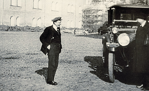 Владимир Ильич Ленин на прогулке в Кремле. Фотография РИА Новости